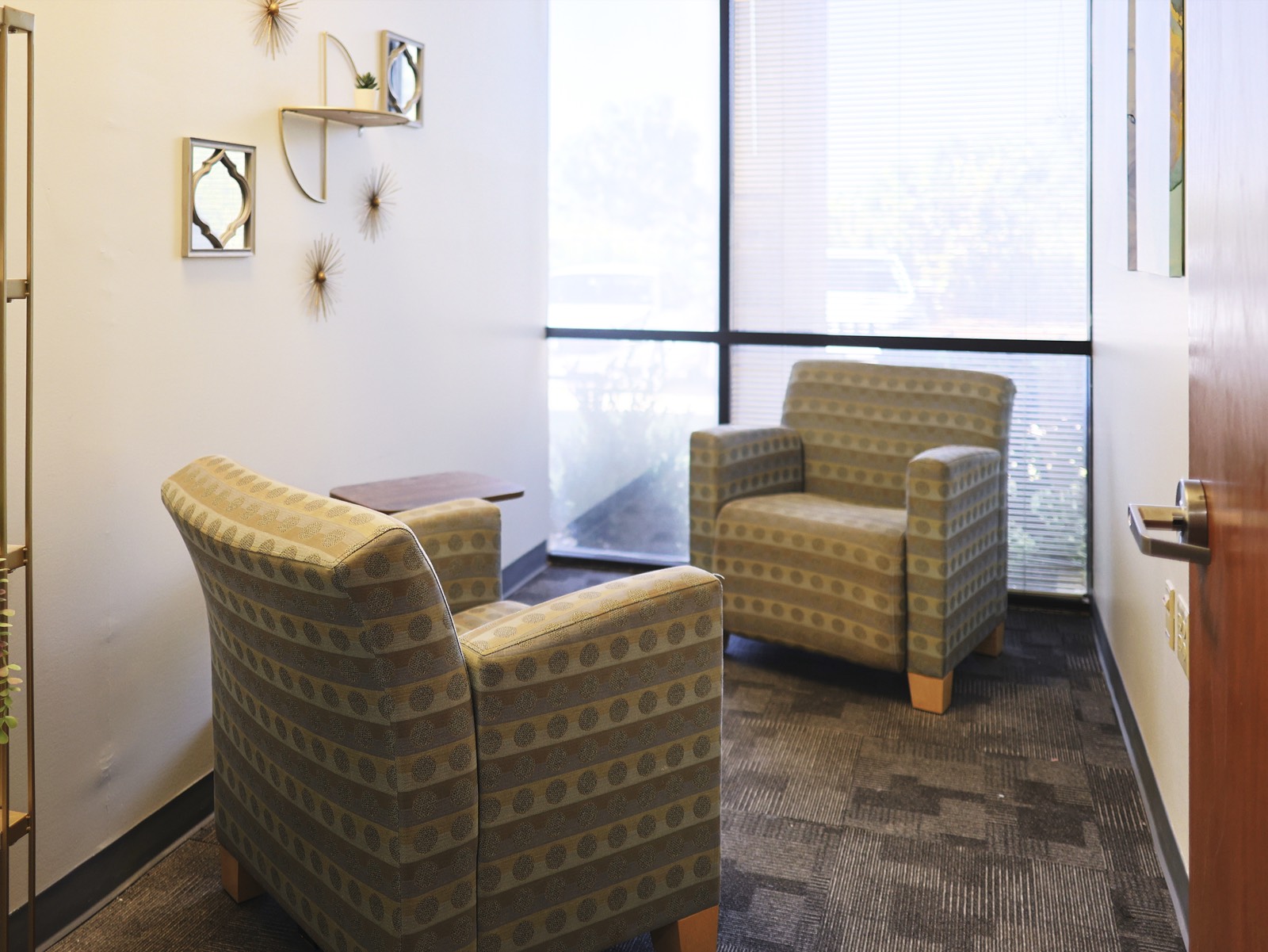 Consultation room with natural light for flexible IOP care